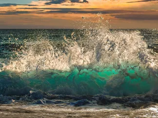 PANGEA IMAGES - Wave Crashing on the Beach, Kauai Island, Hawaii (detail)