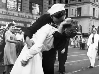 VICTOR JORGENSEN - Kissing 1945