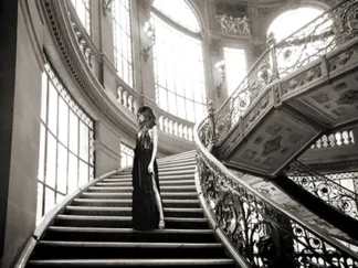 HAUTE PHOTO COLLECTION - Femme sur l'Escalier