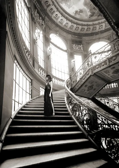 HAUTE PHOTO COLLECTION - Femme sur l'Escalier