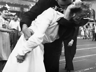 VICTOR JORGENSEN - Kissing the War Goodbye in Times Square, 1945