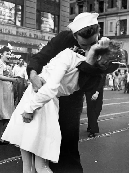 VICTOR JORGENSEN - Kissing the War Goodbye in Times Square, 1945
