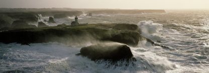 JEAN GUICHARD - Phare de Poulains dans la Tempète