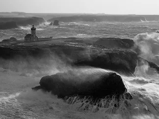 JEAN GUICHARD - Phare des Poulains Lors d'une Tempête